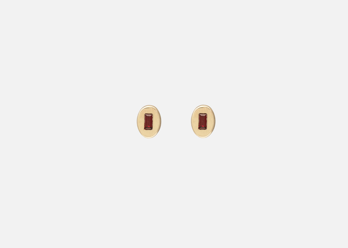 Garnet Oval Pictura Stud