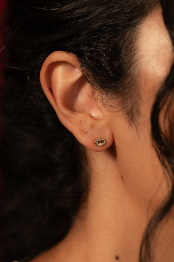 Diamond Oval Pictura Stud