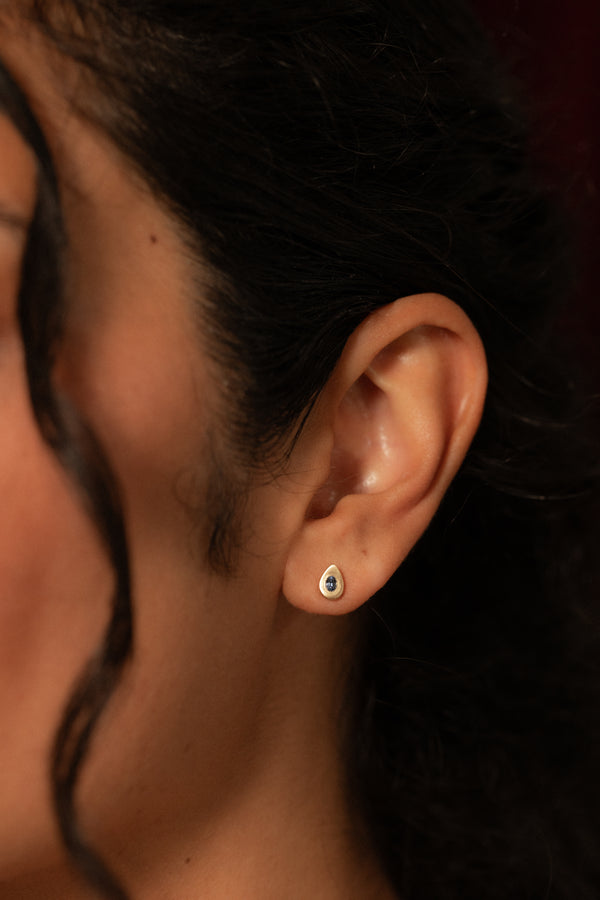 Dark Blue Sapphire Pear Pictura Stud
