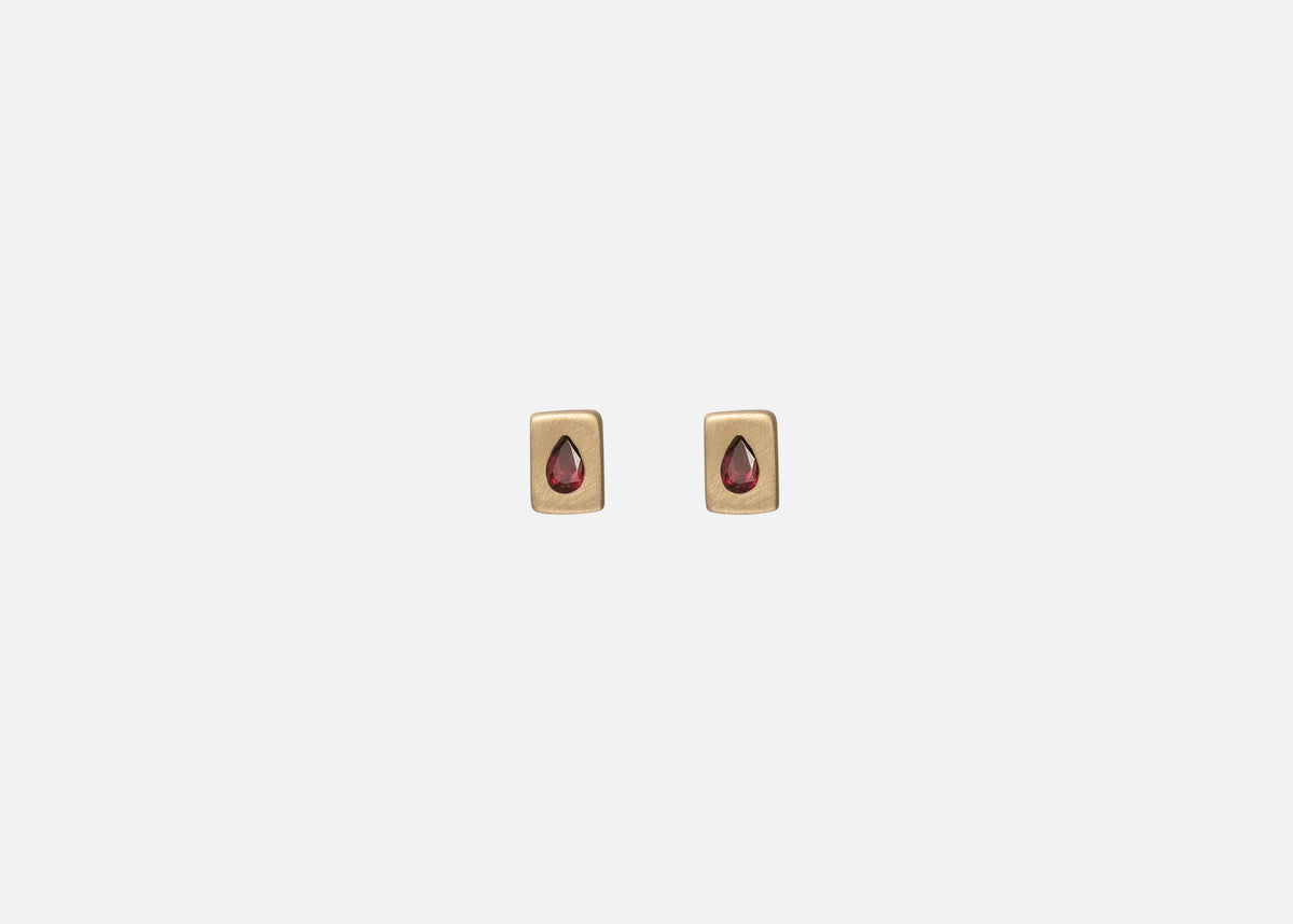 Garnet Rectangle Pictura Stud